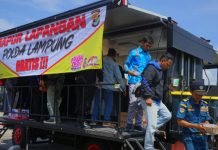 Satbrimob Polda Lampung Sediakan Layanan Makanan dan Minuman Bagi Para Pemudik