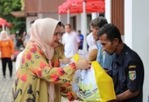 Ibu Riana Sari Arinal Bersama DWP Disparekraf serta Dinas ESDM Gelar Gerakan Beli dan Bagi