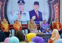 Senyum Ibu-ibu Pengajian Terima Bingkisan dari DWP Muba Jelang Lebaran