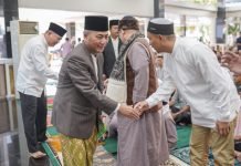 Bareng Keluarga dan Warga Muba, Pj. Bupati Apriyadi Sholat Ied di Rumdin