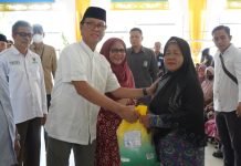 Pj. Bupati OKI Salurkan 550 Paket Sedekah ASN ke Kaum Dhuafa