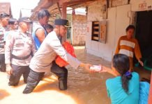 Kapolresta Bandar Lampung Turun Langsung Berikan Bantuan ke Warga Terdampak Banjir