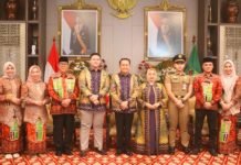 Pakai Batik Motif Ambung dan Khaman, Pj. Bupati Muara Enim Bersama Jajaran Silaturahmi ke Griya Agung
