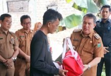 Santuni Korban Kebakaran, Pj. Bupati Muara Enim Ingatkan Warga Selalu Cek Kondisi Rumah