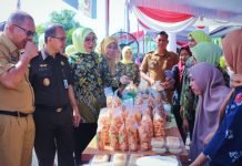 Warga Sekayu Serbu Pasar Murah di Kantor Kejari Muba