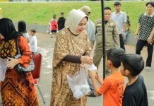 Ibu Riana Sari Arinal Kembali Gelar Gerakan ‘Beli dan Bagi’ di Halaman Dekranasda Lampung
