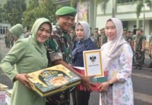 Serahkan Bingkisan, Brigjen TNI Iwan Ma’ruf Zainudin Ajak Seluruh Warga Korem 043/Gatam Senantiasa Berhemat