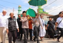 Antarkan ke Peristirahatan Terakhirnya, Kapolresta Bandar Lampung Ikut Usung Keranda Jenazah Tokoh NU Lampung KH. M. Arief Mahya