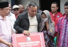 Bupati Lampung Selatan Bantu Pembangunan Rumah Roboh di Kecamatan Ketapang
