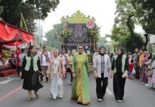 Ketua Dekranasda Provinsi Lampung Ikut Hadir dalam Kirab Budaya dan Parade Mobil Hias