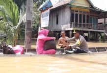 Berperahu Sampan, Kapolres OKU dan Bhayangkari Distribusikan Sembako Bantuan Kapolda Sumsel