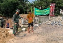 Jelang Penutupan TMMD ke-120, Satgas Kodim 0421/LS Bersama Warga Kebut Pemasangan Bronjong Sepanjang 500 Meter