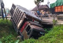 Satlantas Polresta Bandar Lampung Evakuasi Korban Kecelakaan Truk Rem Blong