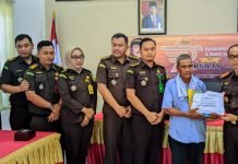 Peringati HUT Persaja ke-73, Kejari OKI Bagikan Sembako serta Uang Tunai ke Pengemudi Becak