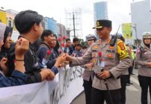 May Day, Polisi di Bandar Lampung Bagikan Bunga Hingga Makanan Gratis ke Peserta Unjuk Rasa