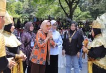 Ibu Riana Sari Arinal Tinjau Kontingen Lampung yang Mengikuti HKG PKK dan Jambore Kader PKK se-Indonesia