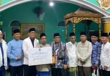 Bupati PALI Serahkan Bantuan Hibah di Masjid Jami Al-Muttaqin
