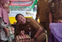Pj. Bupati Asraf Serahkan Bantuan Makanan Tambahan Bagi Anak Stunting