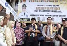 Kunker Ke Tubaba, Gubernur Arinal Lakukan Restocking Ikan di Sungai Wai Kiri Pagar Dewa