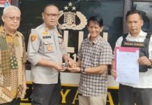 Kades Tulung Selapan Ilir Serahkan 1 Pucuk Senpira ke Polisi