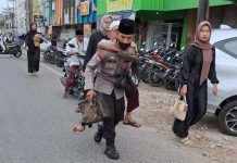 Aksi Polisi di Bandar Lampung Gendong Warga Disabilitas yang Akan Sholat Ied