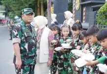 Jumat Berkah, Dandim 0402/OKI Bersama Ibu Ketua Persit Bagikan Makanan Gratis