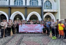 Jelang Hari Bhayangkara, Polisi di Bandar Lampung Bersih-bersih Masjid