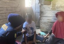 Sie Dokkes Polres OKI Beri Layanan Kesehatan Kepada Ibu dari Bayi yang Ditemukan di Teras Rumah Warga