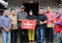 Nanang Ermanto Serahkan Bantuan 7 Unit Bedah Rumah di Kalianda