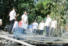 Jalan Kaki Lewati Kebun Becek, Bupati Nanang Salurkan Bantuan ke Korban Kebakaran