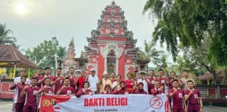 Polda Sumsel Bersihkan Sejumlah Tempat Ibadah di Palembang Sekaligus Berikan Bansos