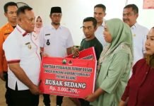 Nanang Ermanto Serahkan Bantuan Untuk 121 Rumah Terdampak Puting Beliung