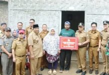 Bupati Nanang Ermanto Serahkan Tiga Bantuan Bedah Rumah di Desa Karang Anyar Jati Agung