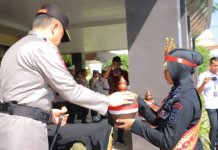 Bersihkan Panji-Panji Tribrata di Mabes Polri Pakai Air Suci dari Lampung