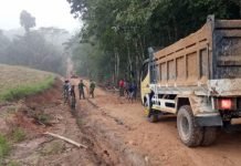 Warga Antusias Bantu Satgas TMMD ke-120 Kodim 0421/LS Ratakan Pasir Jalan Onderlagh