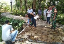 Usai Dibangun, Babinsa 402-04/Tanjung Raja Dampingi Tim Verifikasi Tinjau Jalan Setapak dan WC