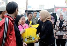 Riana Sari Arinal Beri Bantuan Sembako ke Karyawan Toko Hingga Pemulung