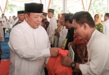 Gubernur Arinal Hadiri Pengajian Akbar di Kota Bandar Lampung dan Berikan Sejumlah Bantuan