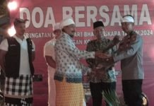 Ketua Adat Bali Serahkan Senpira ke Polsek Mesuji Makmur