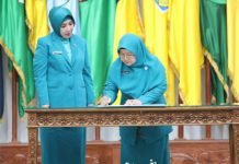 Tri Suswati Lantik Maidawati Retnoningsih Samsudin Sebagai Pj. Ketua TP PKK dan Pembina Posyandu Provinsi Lampung