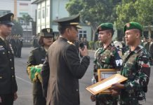 Danrem 043/Gatam Berikan Penghargaan Kepada 2 Orang Prajurit Berprestasi