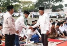 Mingrum Gumay Sholat Idul Adha Bersama Masyarakat di Lapangan Saburai Bandar Lampung