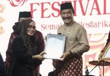 Pj. Bupati Asraf Terima Penghargaan Explore Jambi Award di Festival Batanghari 2024