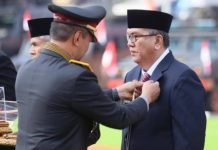 Pj. Bupati Ahmad Rizali Terima Pin Emas Kapolri di Hari Bhayangkara ke-78 Polda Sumsel