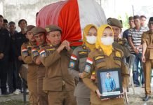 Pj. Bupati OKI Lepas Jenazah Diky Sakti Sebelum Dimakamkan