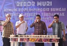 Warga OKI Turut Pecahkan Rekor MURI Minum Kopi Serentak di Pinggir Sungai