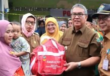 Pj. Bupati Muara Enim Serahkan Bantuan dan Dokumen Kependudukan Korban Kebakaran di Kelurahan Tungkal
