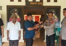 Mewakili Warganya, Sekdes Air Rumbai Serahkan 1 Senpira ke Polsek Pangkalan Lampam