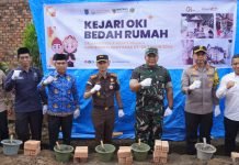 Jelang Hari Bhakti Adhyaksa, Kejari OKI Gelar Aksi Sosial Bedah Rumah