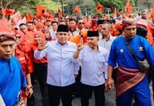 Daftar ke KPU Lamsel, Nanang-Beriman Kompak Pakai Outfit Hitam Putih